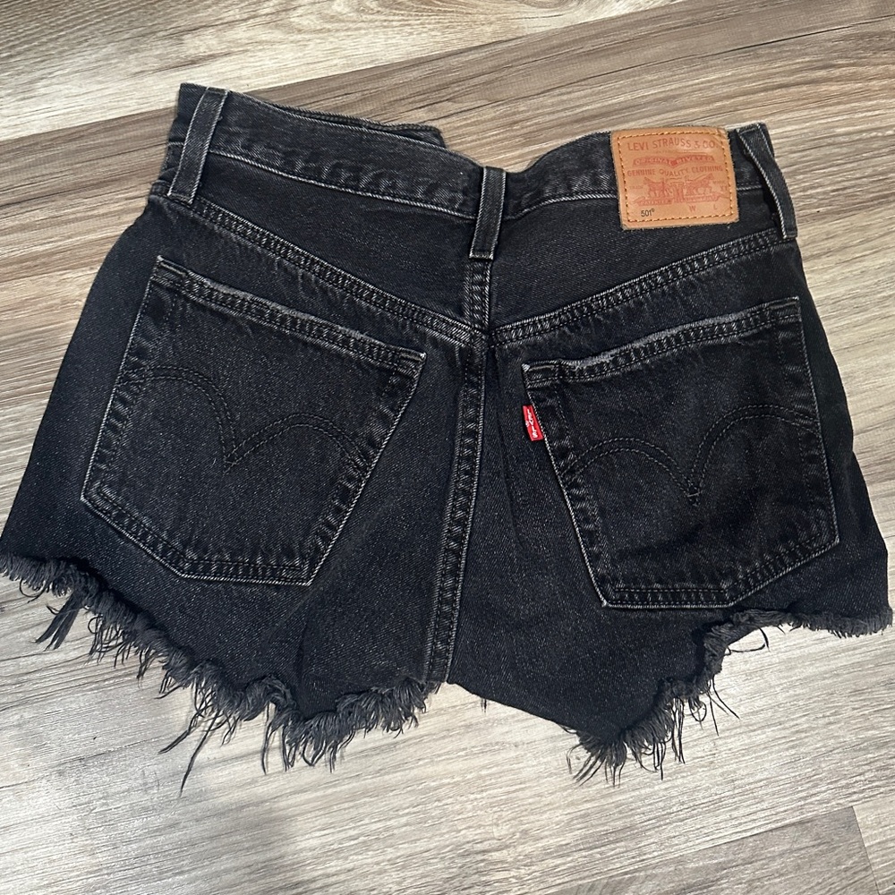LEVI'S DISTRESSED SHORTS